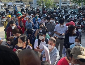 Bình Dương: "Chạy" giấy tờ đất từ 4h sáng, nhiều người xô đẩy gây cảnh náo loạn